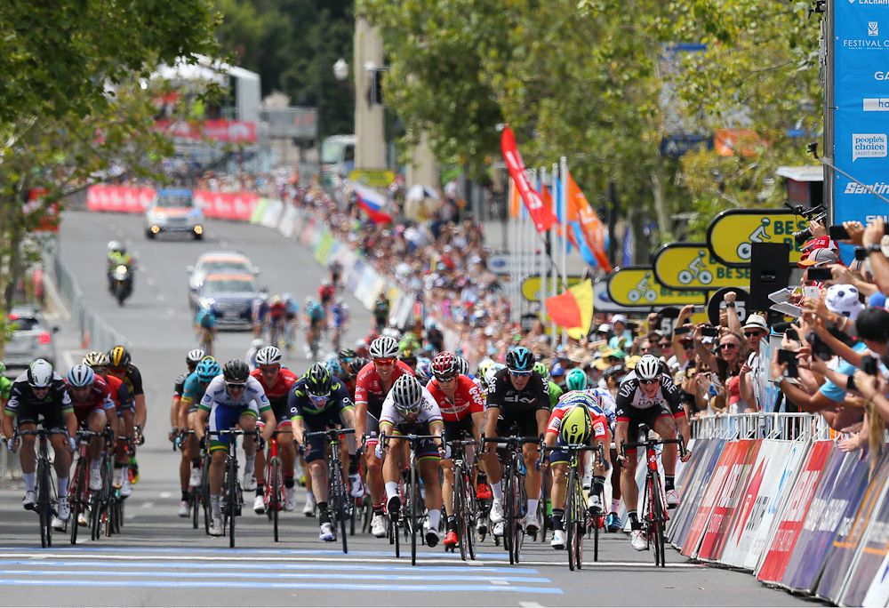 The sprinters approach the finish of the final stage at the 2017 Tour Down Under