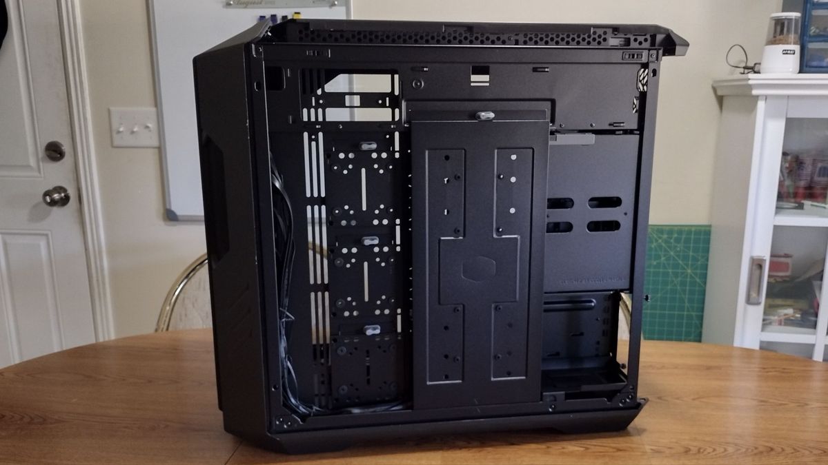 Hands-On: Cooler Master HAF 700 Berserker