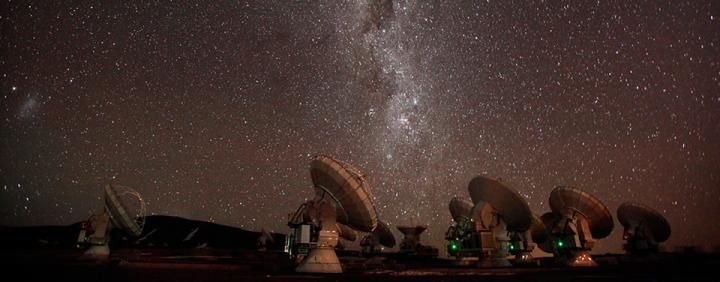 Astronomers at the Atacama Large Millimeter/submillimeter Array (ALMA) Observatory in Chile observed the stellar wind circling two dying red giant stars and concluded that they seem to shed so much gas because they&#039;re actually part of a binary star system.