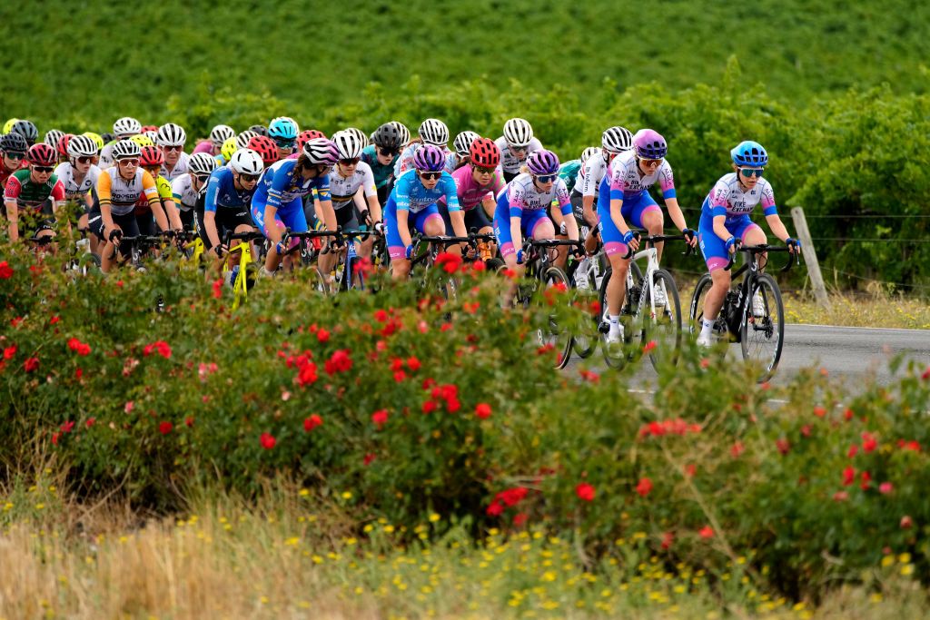 ECHUNGA AUSTRALIA JANUARY 24 A general view of Georgia Baker of Australia Sprint Jersey Ruby RosemanGannon of Australia Blue Santos Leaders Jersey Alexandra Manly of Australia Amber Pate of Australia and Amanda Spratt of Australia and Team BikeExchangeJayco lead the peloton during the 2nd Santos Festival Of Cycling 2022 Womens Elite Stage 2 a 857km stage from McLaren Vale to Echunga TourDownUnder on January 24 2022 in Echunga Australia Photo by Daniel KaliszGetty Images