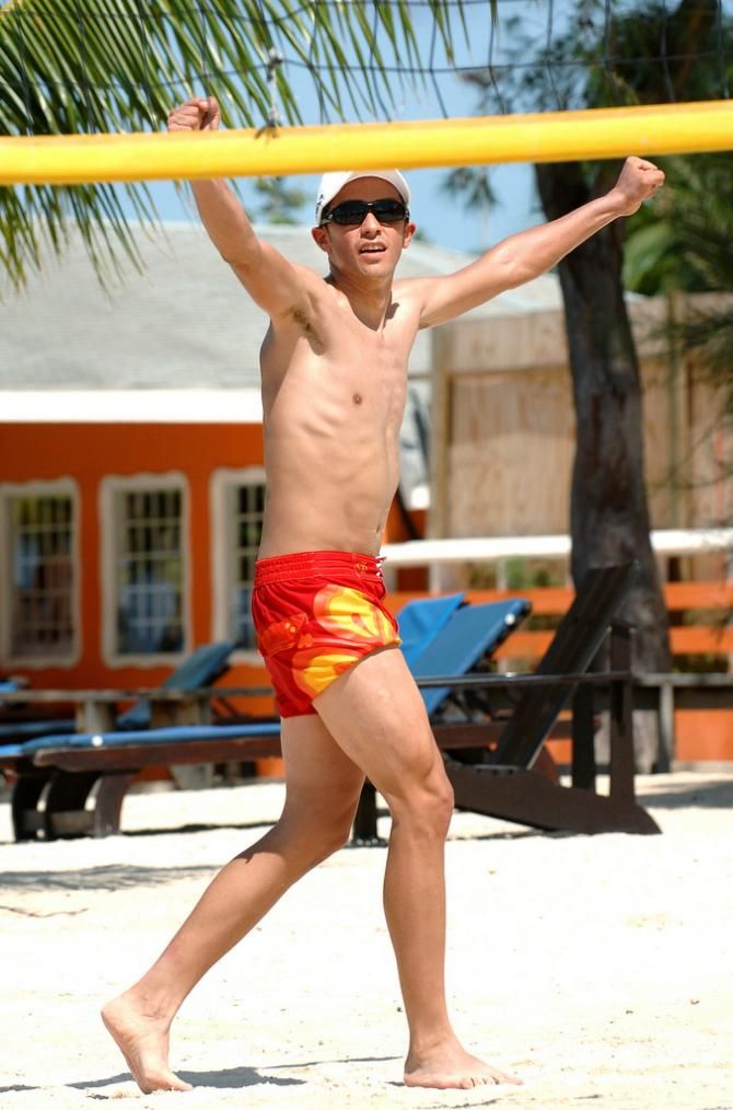 Alberto Contador turns his hand to volleyball