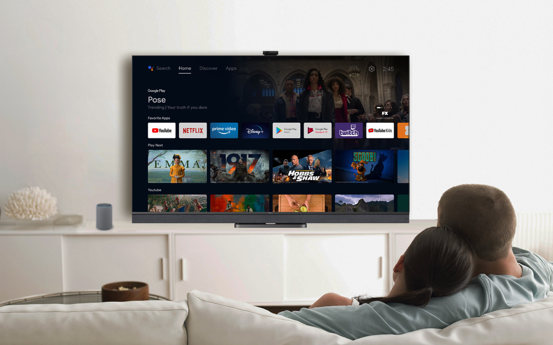 tyttöystäviä television edessä