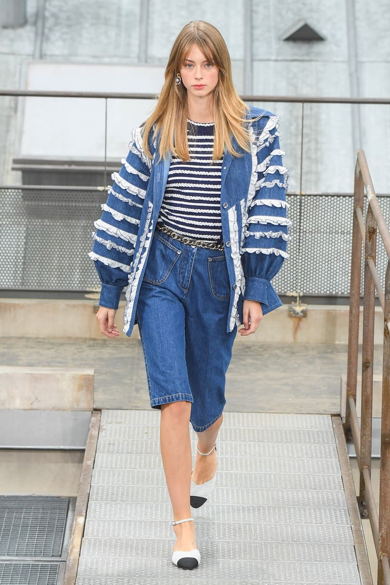 Clothing, Denim, Fashion, Fashion model, Street fashion, Fashion show, Jeans, Runway, Outerwear, Electric blue,