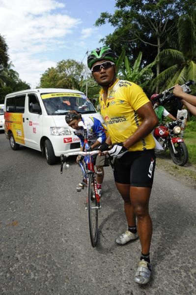 Race reader Ferinanto was stopped by a puncture.