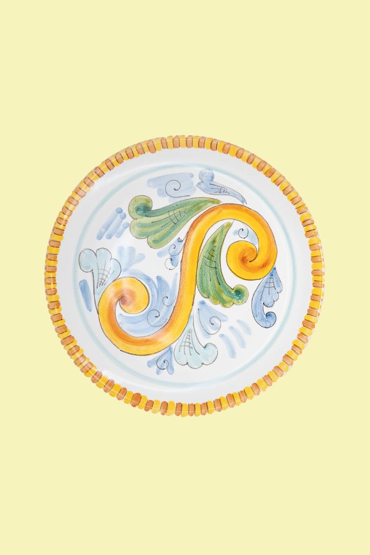 Ornamento Plate Fima 20 Cm pale yellow background.