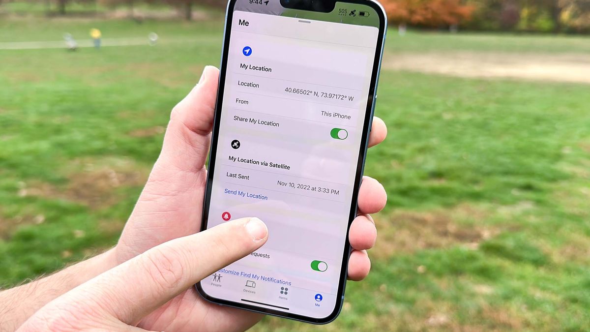 iPhone 14 share location via satellite