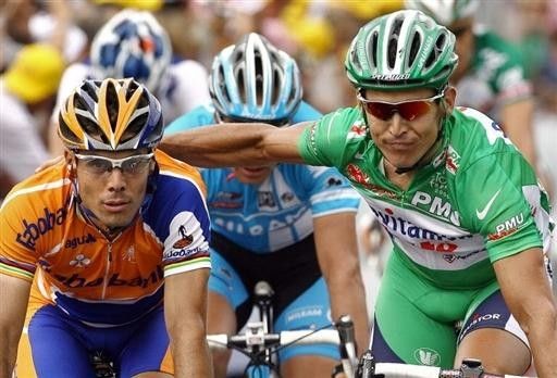 Robbie McEwen congratulates Freire on his win
