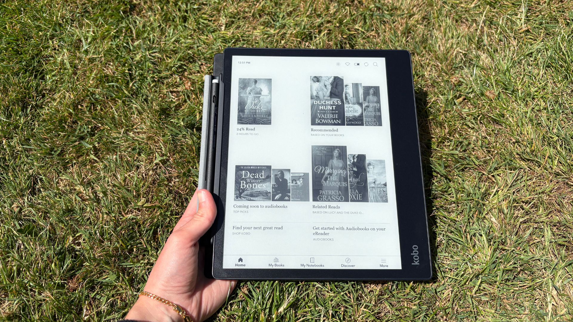Kobo Elipsa 2E on the grass
