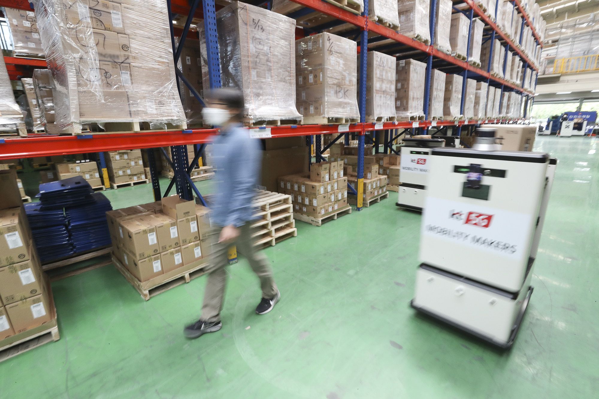Ktp Logistics KT launches 5G self-driving vehicles at its logistics center | 5Gradar