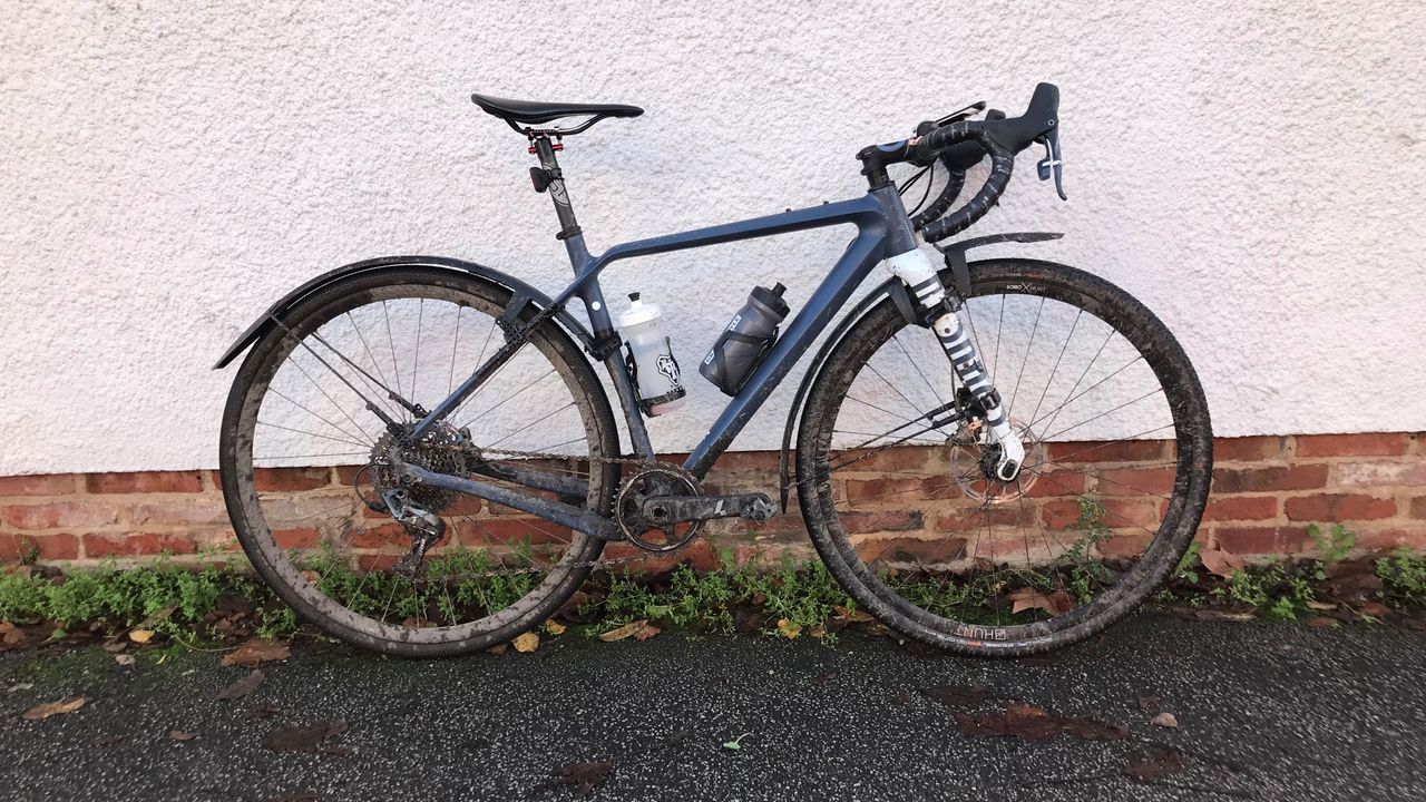 Image shows SKS Speedrocker fenders / mudguards mounted on a gravel bike