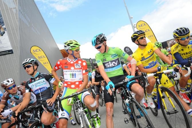 The jersey weaers before the start of stage 8