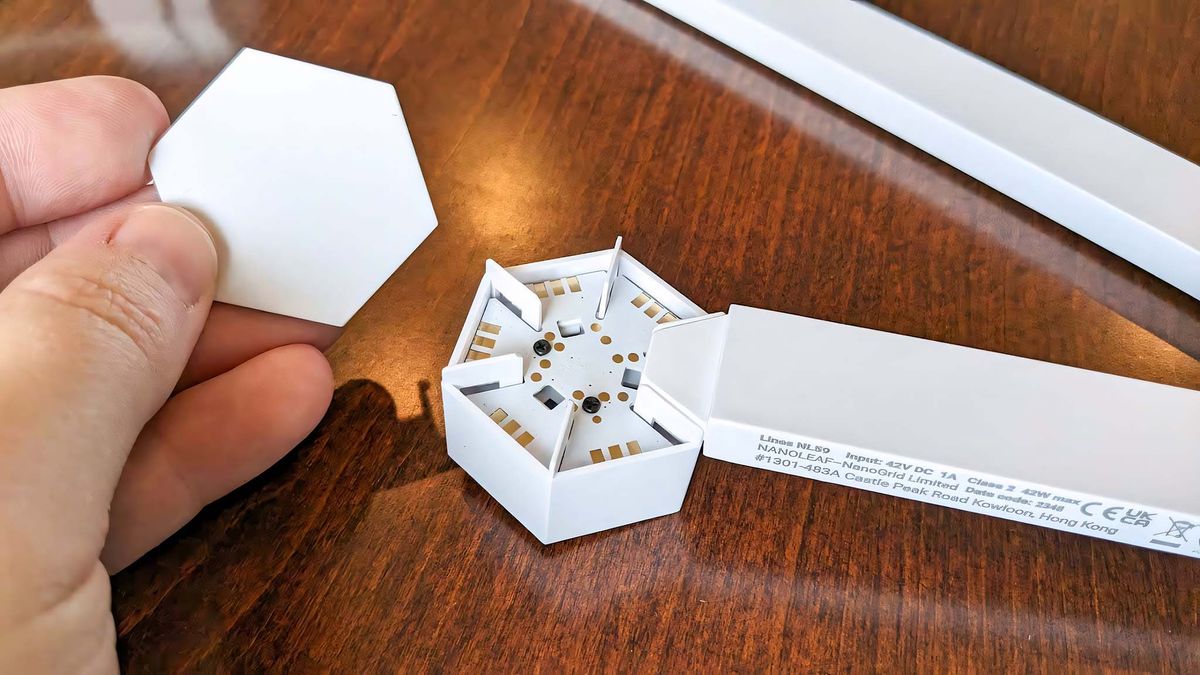 Nanoleaf Lines. Connecting lines to connectors.
