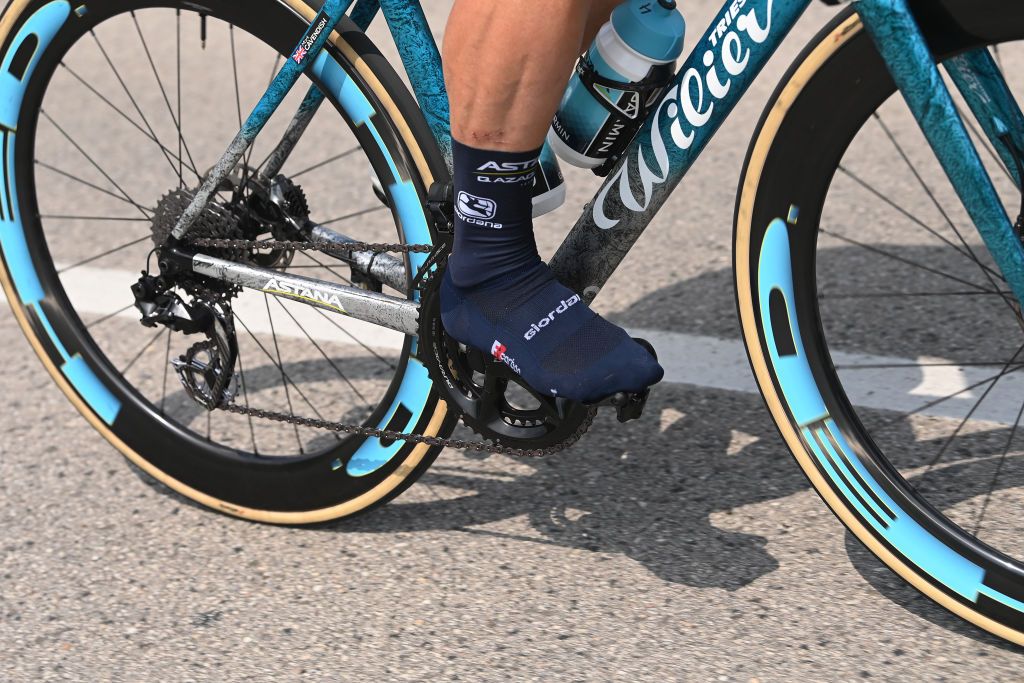 CAORLE ITALY MAY 24 Detail view of Mark Cavendish of The United Kingdom and Astana Qazaqstan Team competing without shoe during the the 106th Giro dItalia 2023 Stage 17 a 197km stage from Pergine Valsugana to Caorle UCIWT on May 24 2023 in Caorle Italy Photo by Tim de WaeleGetty Images