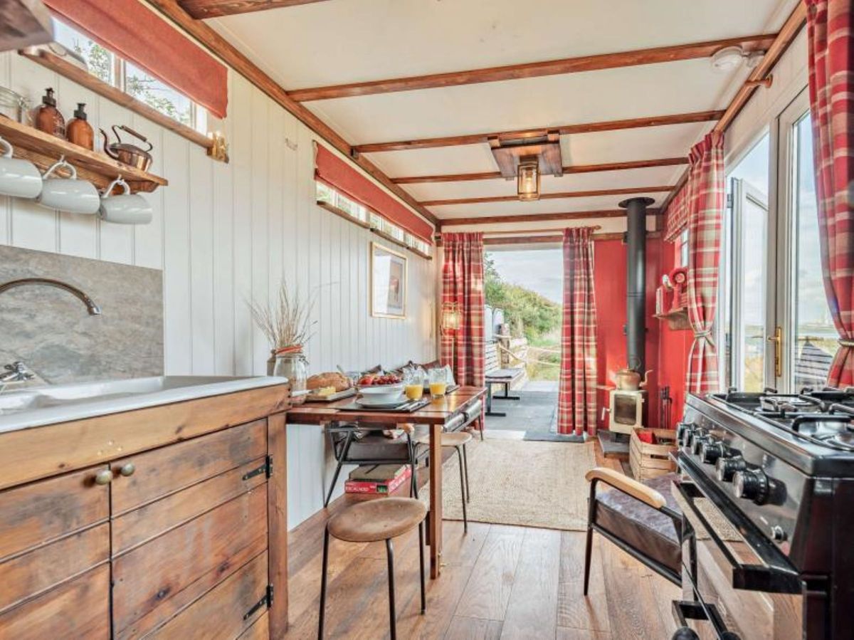 Curated visual reference: Fresh Look at Couple Convert An Old Horse Lorry Into A Unique Home