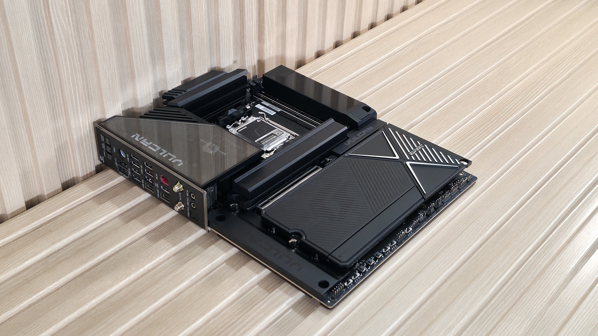 Colorful iGame X870E Vulcan OC