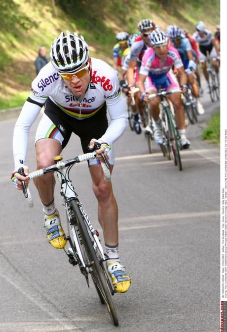 Cadel Evans attacks in the rainbow jersey at the 2009 Giro di Lombardia