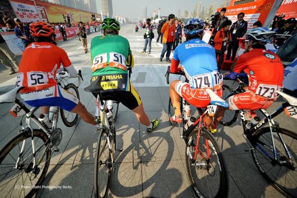 The day's jersey leader wait for the start of stage 7