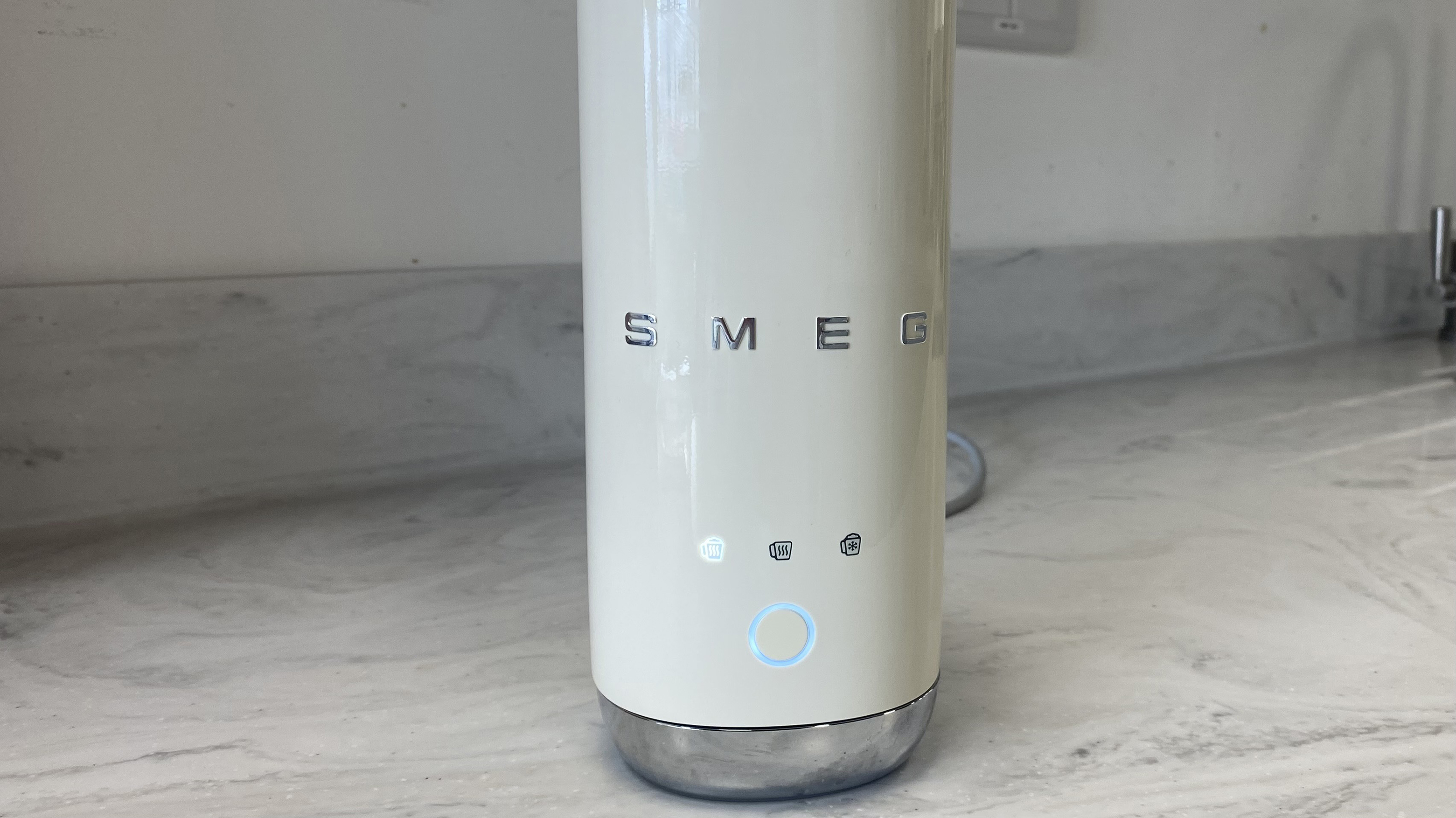 Testing the Smeg slim milk frother 