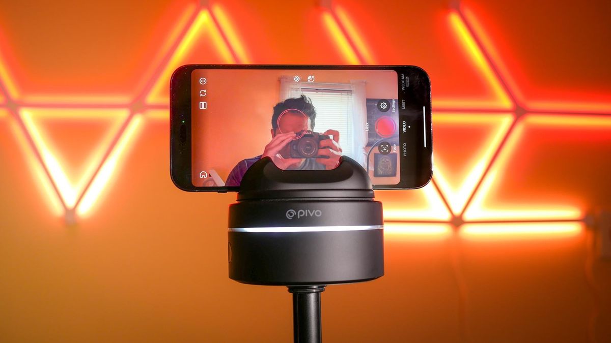 Smartphone attached to the Pivo Max mount.