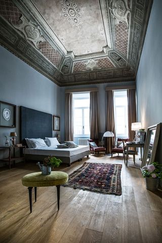 Alternative view of the bedroom, showing the vaulted, decorated ceiling