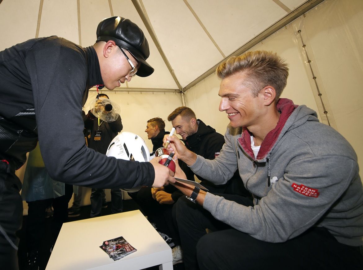 Marcel Kittel signs autographs