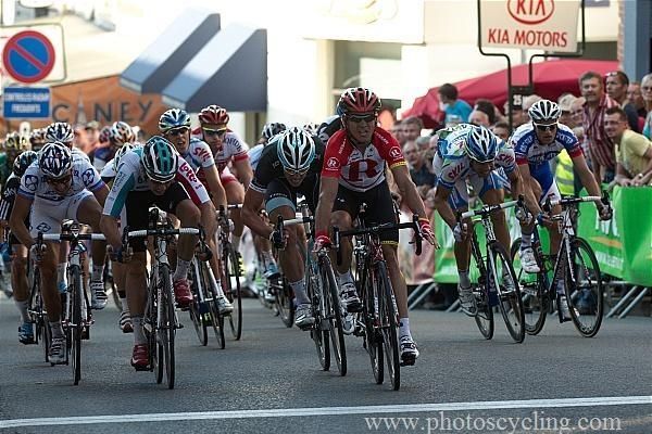 Robbie McEwen (RadioShack) timed his effort to perfection.