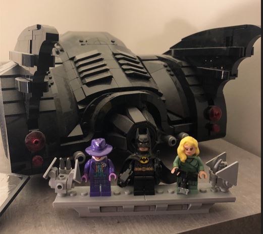 Lego for voksne: Tre Legofigurer står foran en stor bil