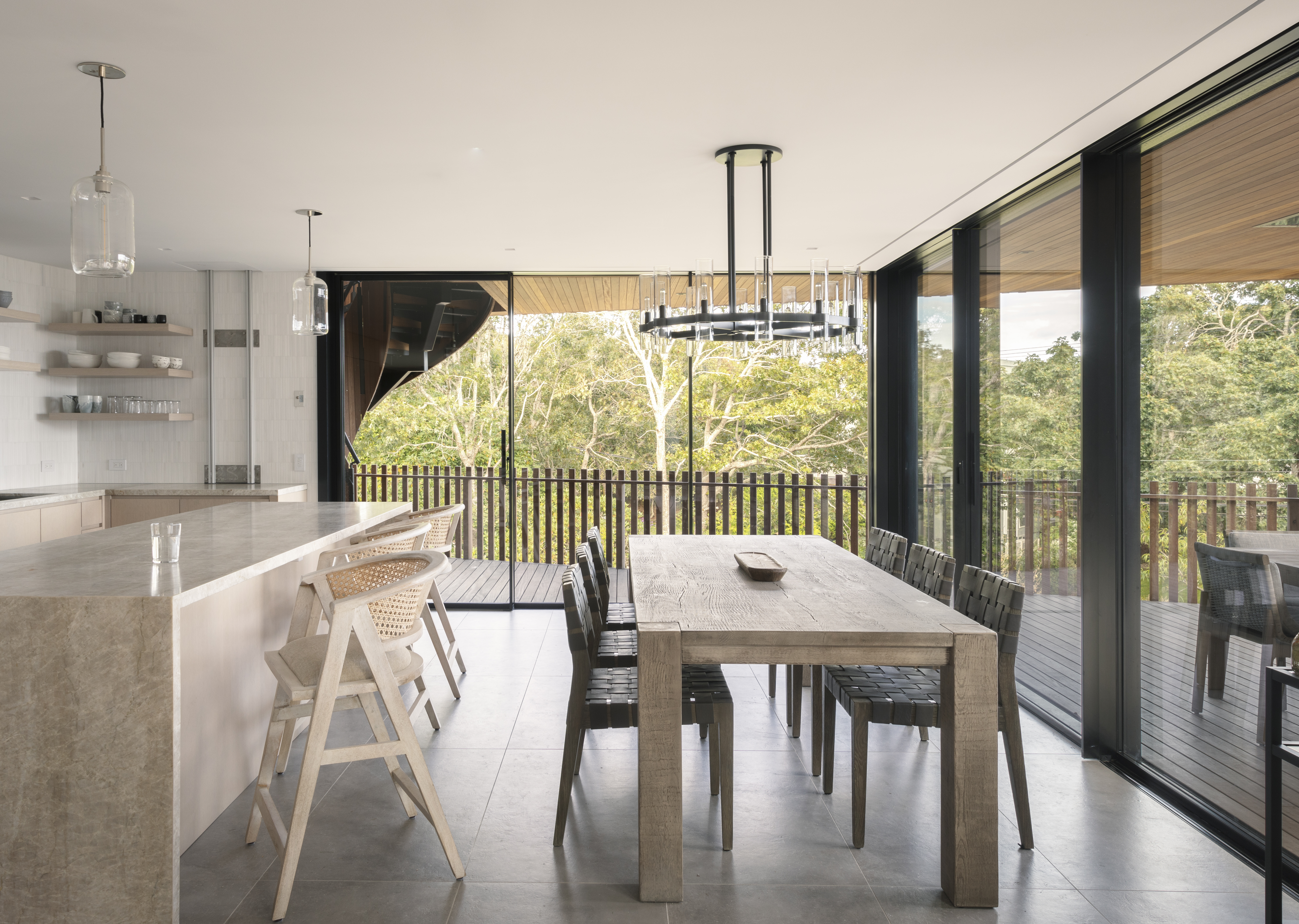 Montauk house on Hither Hills with its timber frame in a green landscape