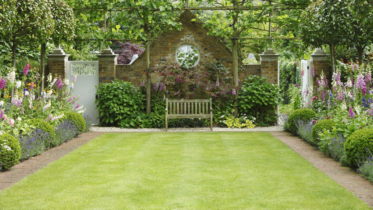 How to lay turf: 6 steps for a lush green lawn | Gardeningetc