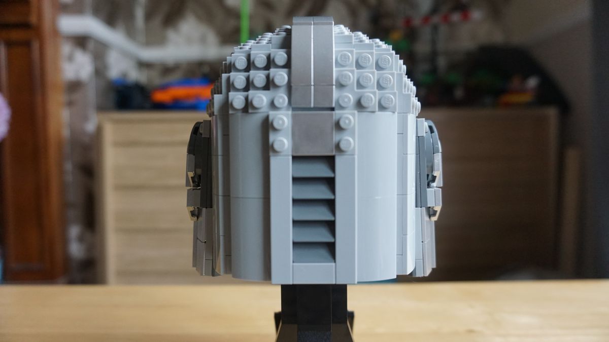 Lego Star Wars The Mandalorian Helmet 75328_Back view