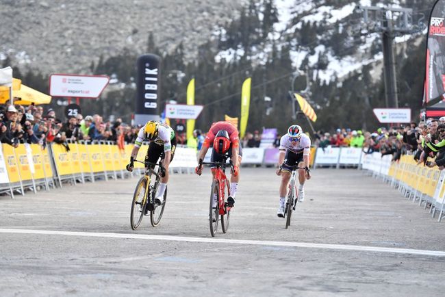 La volata ai 2135 metri di Vallter 2000, vinta magistralmente da Giulio Ciccone (foto David Ramos/Getty Images)