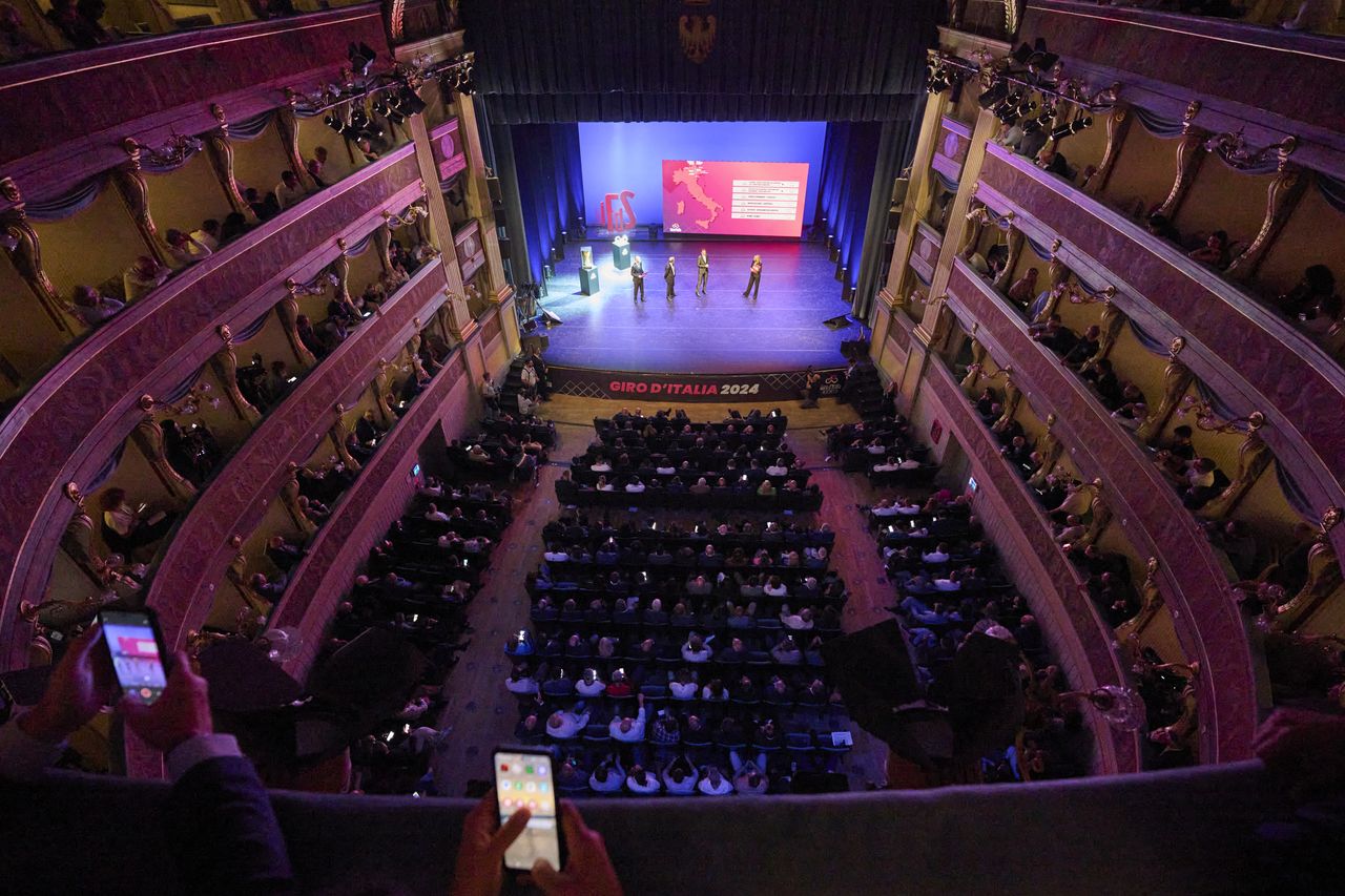 Foto Montigiani LaPresse 13 ottobre 2023 Trento Italia Sport Presentazione Giro dItalia 107 Festival dello Sport di Trento 2023Nella foto Il teatro sociale di trento durate la presentazione Photo Montigiani LaPresse October 13 2023 Trento ItalySportPresentation Giro dItalia 107 Trento Sports Festival 2023In the photo the view of the Theatre of Trento during the presentation