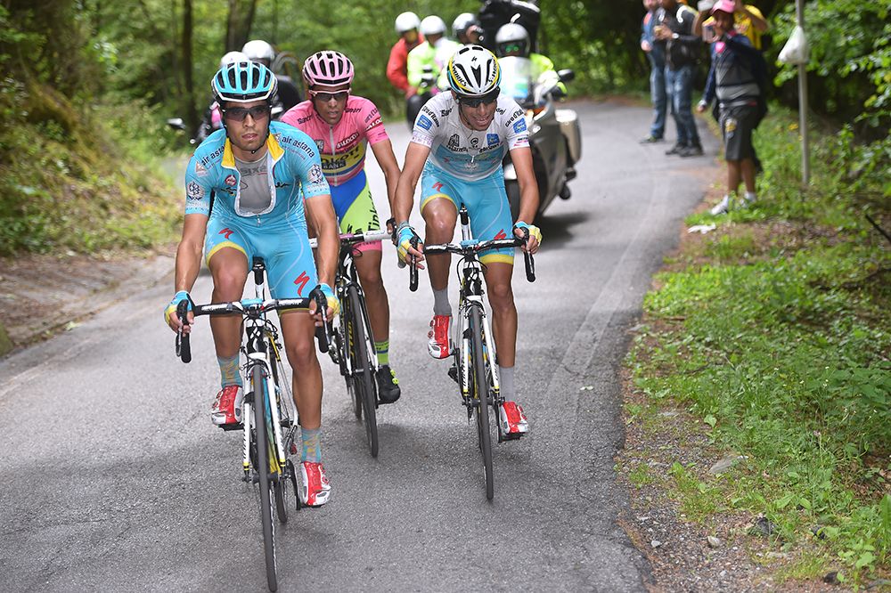 Mikel Landa leads his teammate Fabio Aru