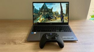 Xbox 게임 패드 근처에서 실행되는 Skyrim을 보여주는 Chromebook의 Steam