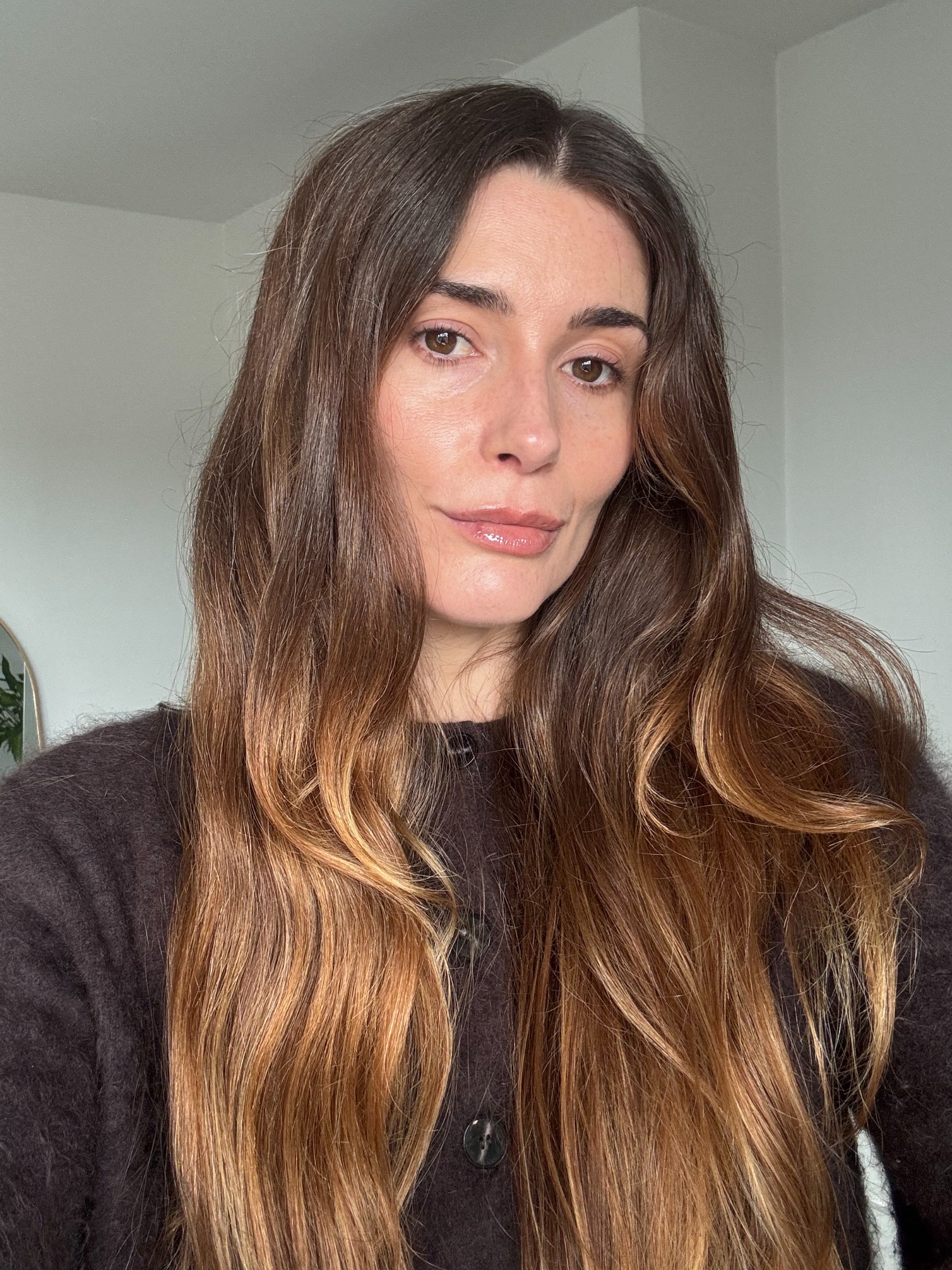 Eleanor wearing the Violette_FR Balm Amour lip balm in Noisette Fume, a sheer brown
