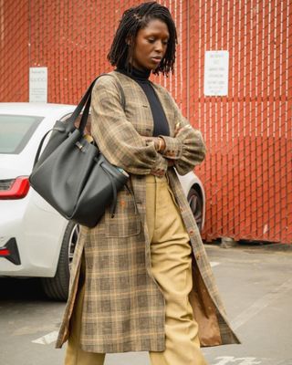 Jodie Turner-Smith wears Tory Burch's Romy tote in Beverly Hills on December 12, 2024 in Los Angeles, California.