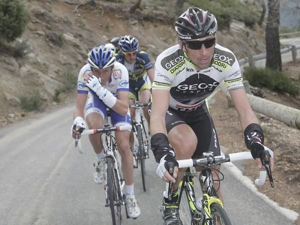 Denis Menchov (Geox-TMC) sets the pace in the lead group.