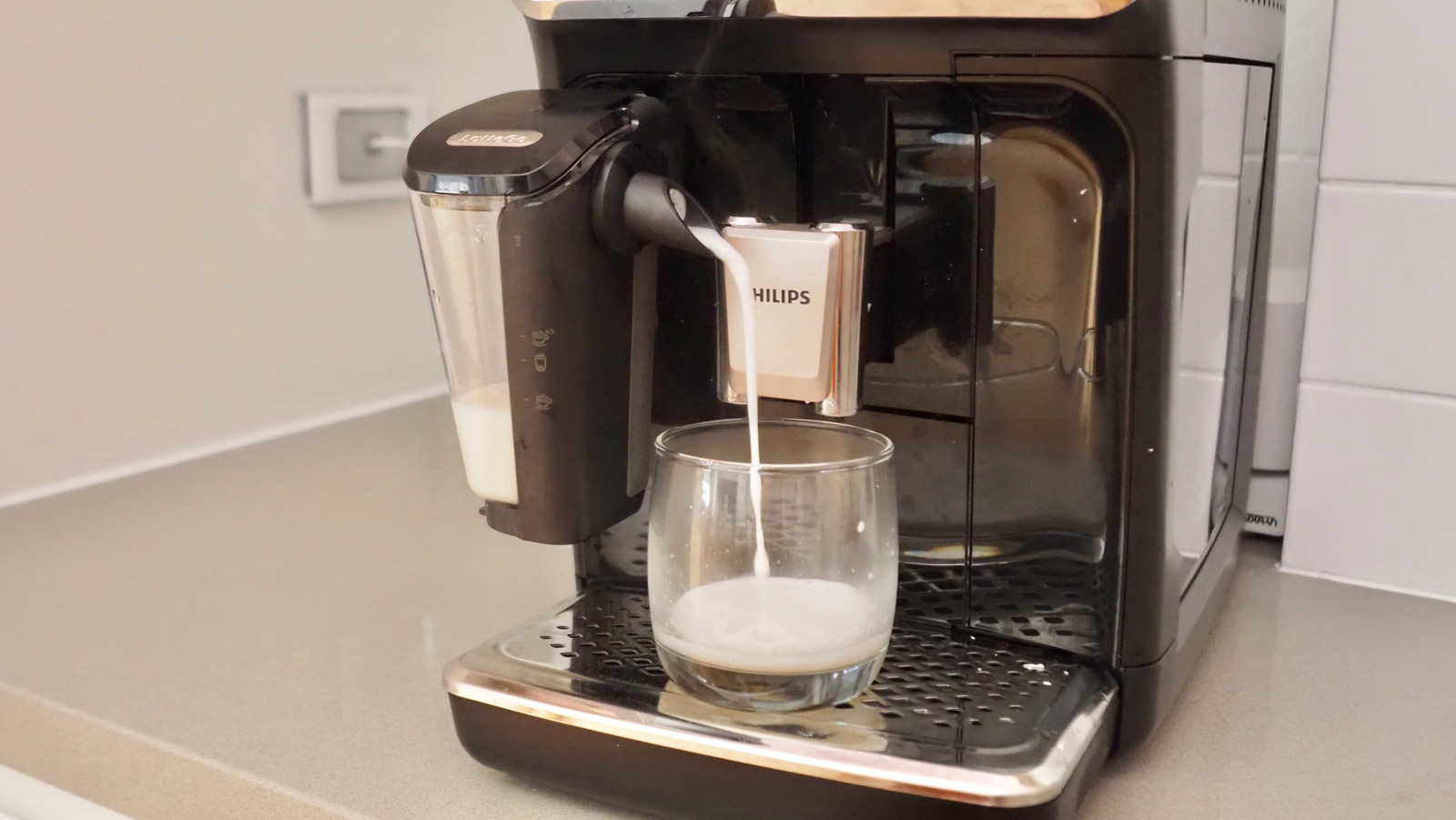 Philips 4400 Series LatteGo espresso machine pouring a flat white