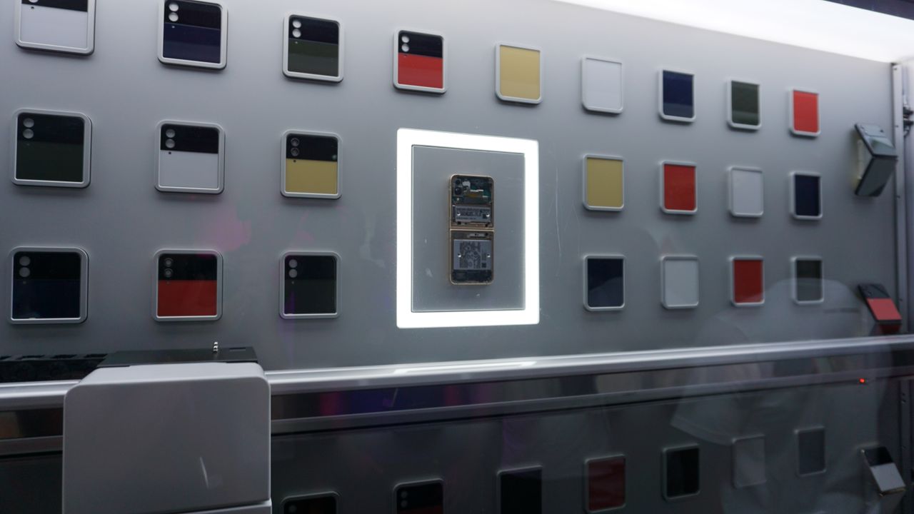 Samsung Galaxy Z Flip 4 hands on Bespoke Edition assembly part 1