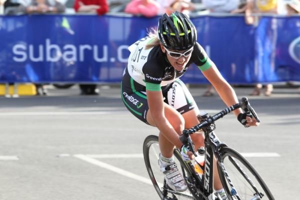 She hurt, but she kept going - Alexis Rhodes (GreenEDGE) solo.