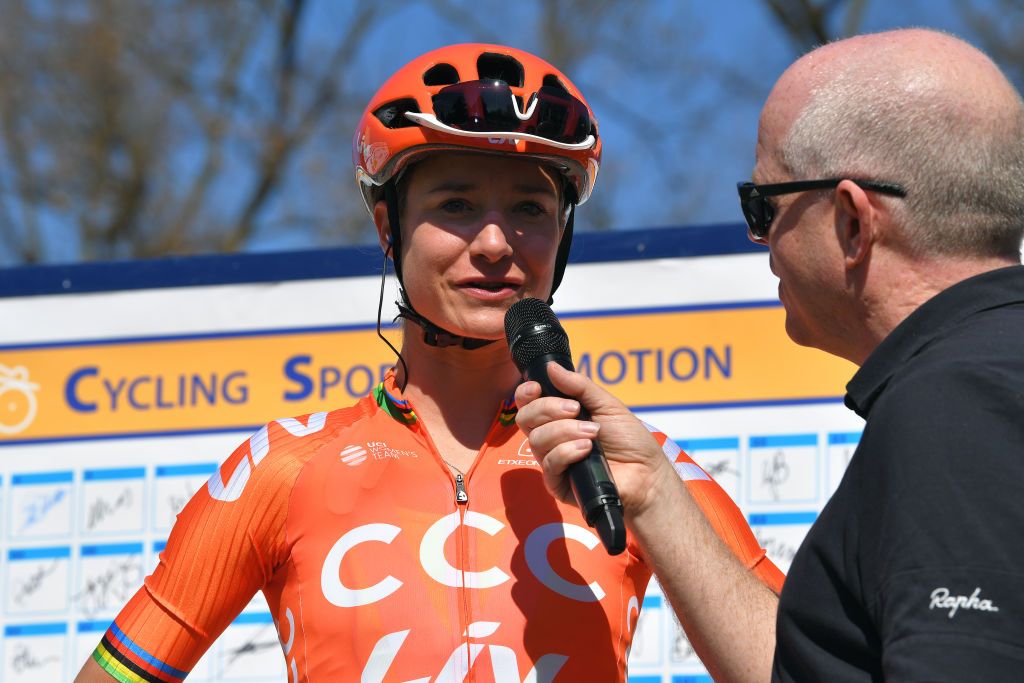 Marianne Vos speaks at the start