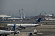 A picture of airplanes on a tarmac at Newark Liberty International Airport
