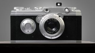 La fotocamera Canon Hansa su un piedistallo