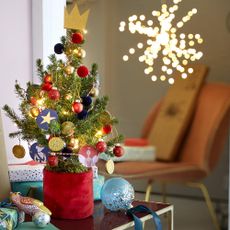 room with christmas tree 