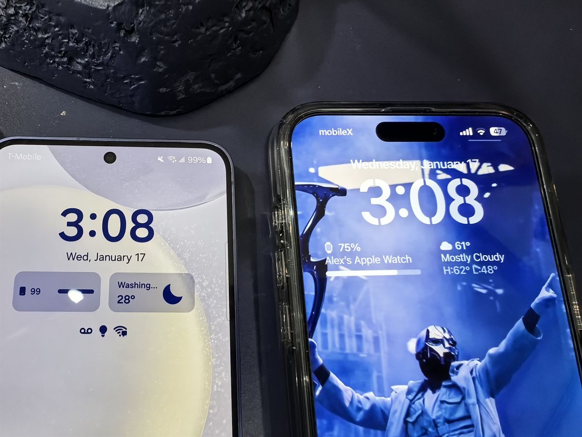 Lock screen in One UI 6.1 versus iOS 17