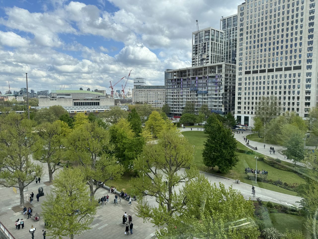 iPhone 15 Pro Max vs. Galaxy S24 Ultra vs. Pixel 8 Pro London Eye photos