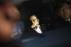Bloomberg Best of the Year 2019: Carlos Ghosn, former chairman of Nissan Motor Co., center, sits in a vehicle as he leaves his lawyer's office in Tokyo, Japan, on Wednesday, March 6, 2019. Ph