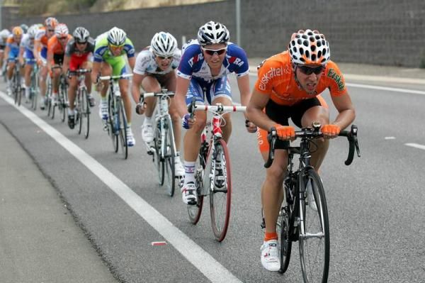 Jonathan Castroviejo (Euskaltel-Euskadi) leads the peloton during the high speed earl kilometres.