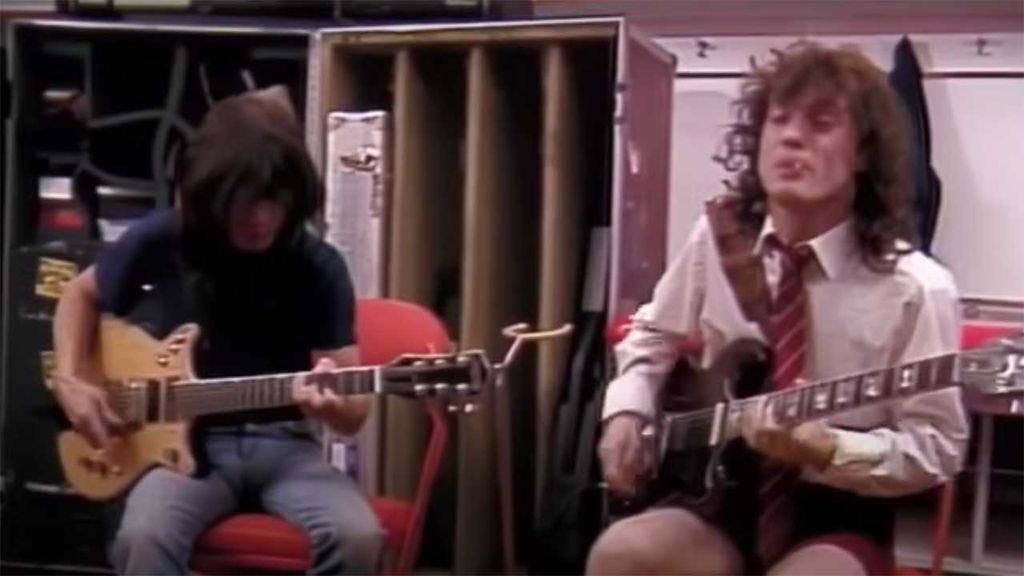 Rare footage of AC/DC backstage in 1983: Hell's Bells, beer, and an ...