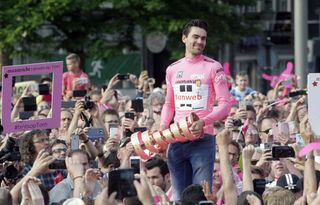 Tom Dumoulin in the maglia rosa with the Trofeo Senza Fine